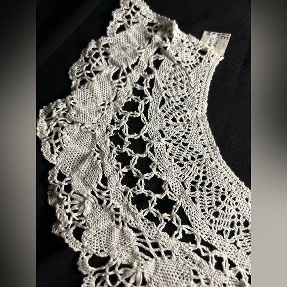 ANNIE VTG Crocheted Attachable pin on Collar. Clean, no stains. - Picture 3 of 7